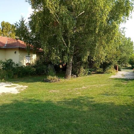 Bloomyapartment Balatonfenyves Bagian luar foto